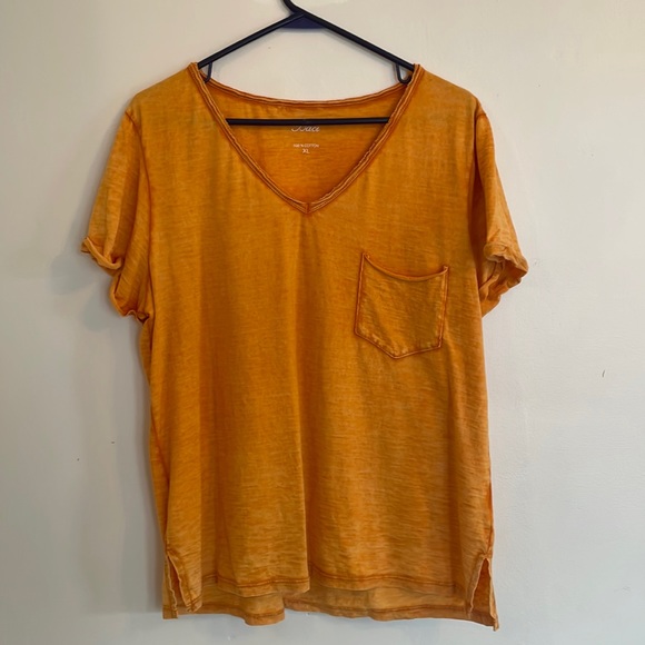 Baci Tops - Baci Vneck NWOT tshirt